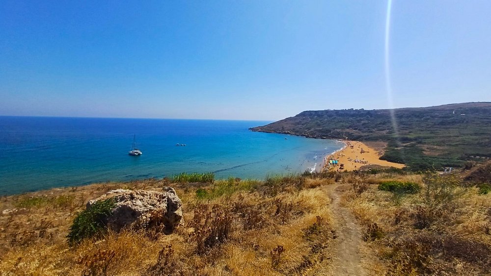 Zátoka Ramla Bay s piesočnou plážou