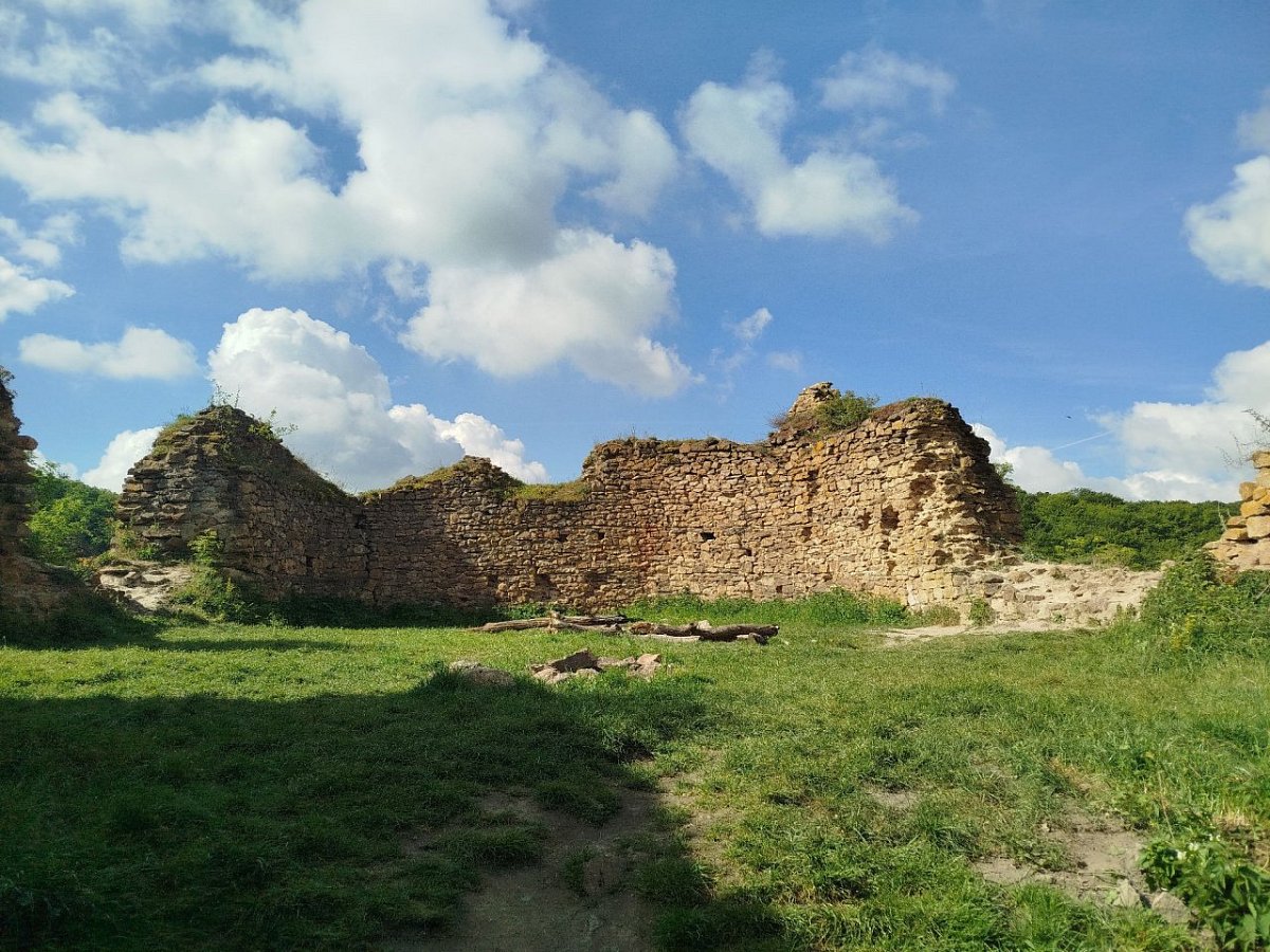 Oparno - zřícenina hradu (290&nbsp;m)